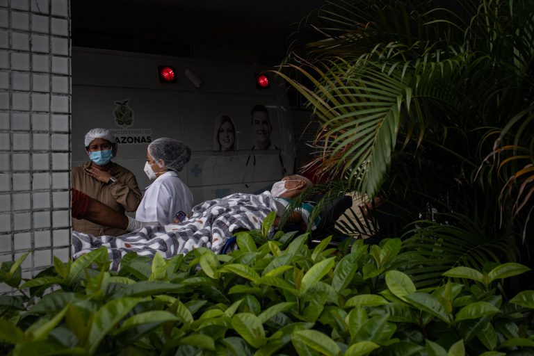 Paciente com covid-19 espera na maca por atendimento em hospital de Manaus: sem oxigênio, estado depende da ajuda de estados vizinhos (Raphael Alves/Amazônia Real)
