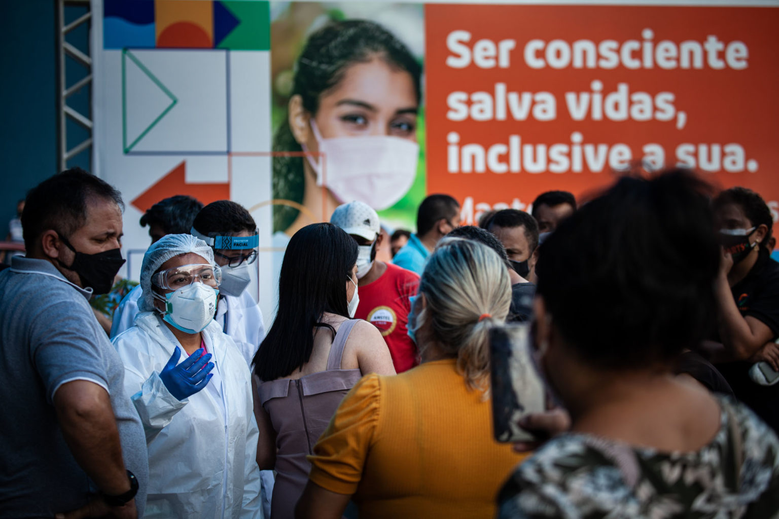 Unidade Básica de Saúde Nilton Lins, na zona centro sul de Manaus: hospital lotado e parentes desesperados ( Foto: Raphael Alves/Amazônia Real)