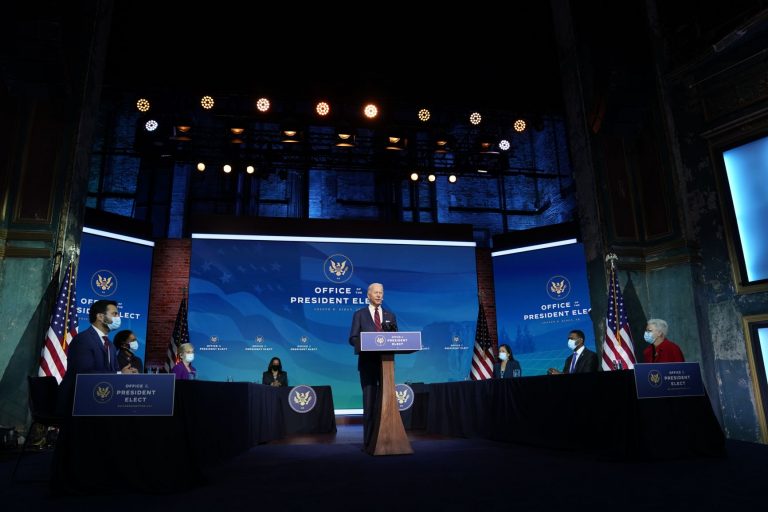 O presidente Joe Biden na apresentação de sua equipe climática: aposta em ação integrada para fazer políticas avançarem (Foto: Alex Edelman/AFP - 19/12/2020)