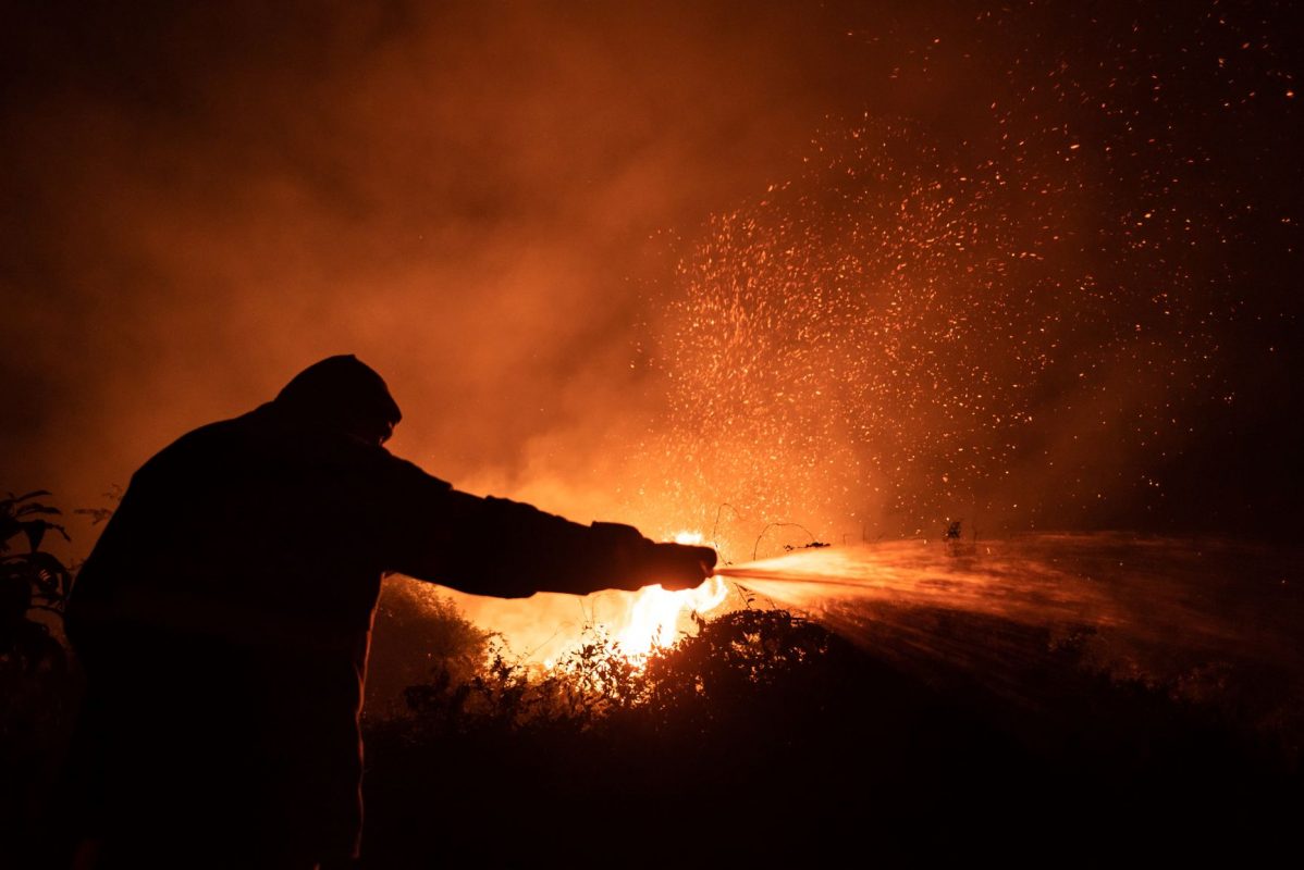 Brigadista combate incêndio no Pantanal em 2020: redução de 27,4% no orçamento de 2021 para fiscalização ambiental e combate a incêndios florestais (Foto: Gustavo Basso/Nur Photo/AFP - 20/09/2020)