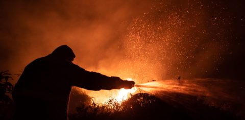 Brigadista combate incêndio no Pantanal em 2020: redução de 27,4% no orçamento de 2021 para fiscalização ambiental e combate a incêndios florestais (Foto: Gustavo Basso/Nur Photo/AFP - 20/09/2020)