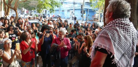 Ato de desagravo no restaurante palestino Al Janiah que emprega refugiados e foi alvo de atentado com garrafas e gás pimenta na capital paulista em 2019: São Paulo lidera registros de crimes de ódio no Brasil (Foto: Jorge Araújo/Fotos Públicas - 07/09/2019)