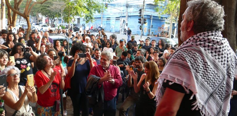Ato de desagravo no restaurante palestino Al Janiah que emprega refugiados e foi alvo de atentado com garrafas e gás pimenta na capital paulista em 2019: São Paulo lidera registros de crimes de ódio no Brasil (Foto: Jorge Araújo/Fotos Públicas - 07/09/2019)