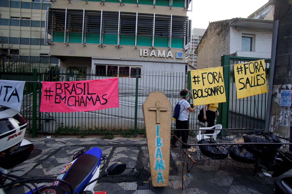 Manifestação contra o governo brasileiro no Dia da Ação Climático 2020 em São Paulo: rede internacional pede que ONU enquadre o Brasil por retrocesso em meta climática (Foto: Cris Faga/NurPhoto/AFP)