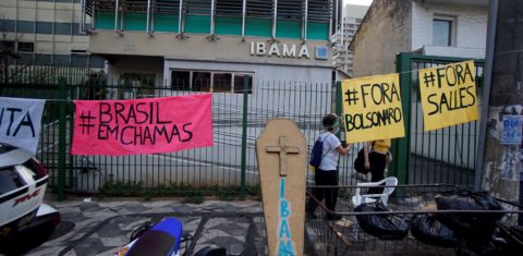 Manifestação contra o governo brasileiro no Dia da Ação Climático 2020 em São Paulo: rede internacional pede que ONU enquadre o Brasil por retrocesso em meta climática (Foto: Cris Faga/NurPhoto/AFP)