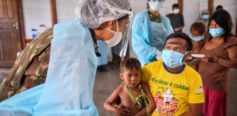Atendimento a indígenas na Terra Yanomami no ano passado: morte de crianças em região ainda não alcançada por equipes médicos e vacinas (Foto: Agência Saúde -