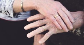 Dor, culpa e solidão na hora de decidir sobre tratamento da mãe