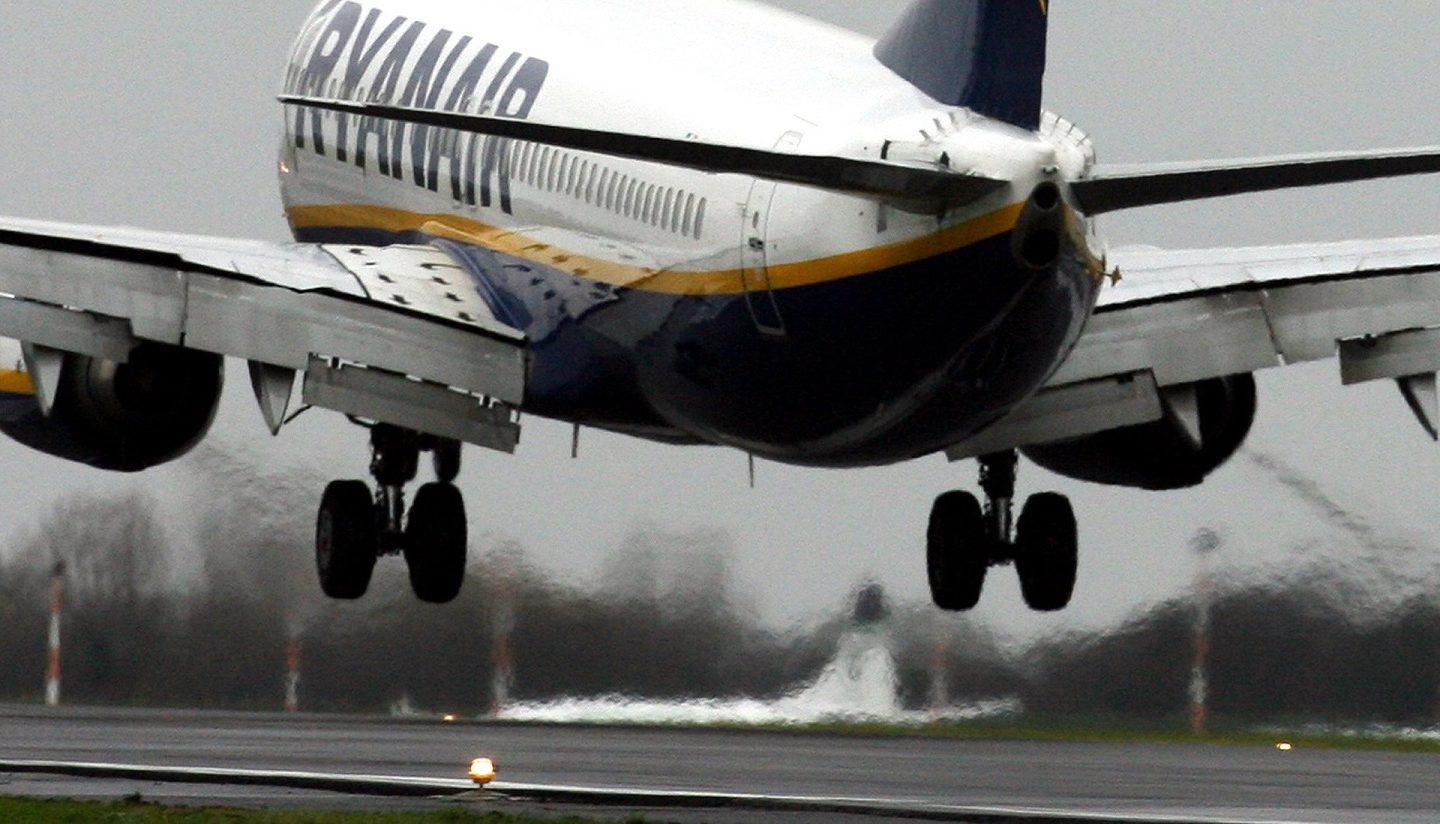 De acordo com a revista científica Nature Climate Change, as viagens aéreas foram responsáveis por 8% das emissões de gases de efeito estufa entre 2009 e 2013. Foto Paul Ellis/AFP