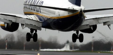De acordo com a revista científica Nature Climate Change, as viagens aéreas foram responsáveis por 8% das emissões de gases de efeito estufa entre 2009 e 2013. Foto Paul Ellis/AFP