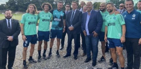 Filipe Luis, Willian Arão, Diego Alves, Bolsonaro, Marcos Braz, Gabigol e Diego: apoio. Reprodução do Twitter