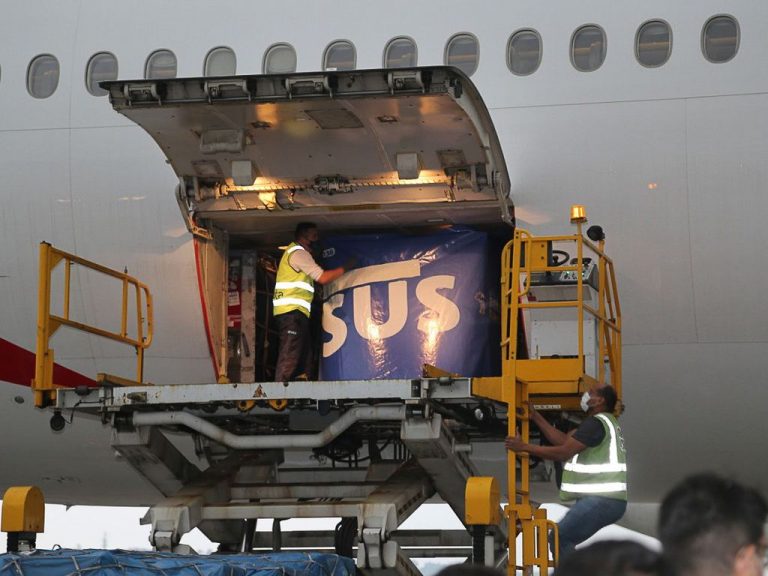 A chegada a São Paulo do voo com 2 milhões de doses da vacina Oxford/AstraZeneca. Foto de Aurélio Pereira/MS