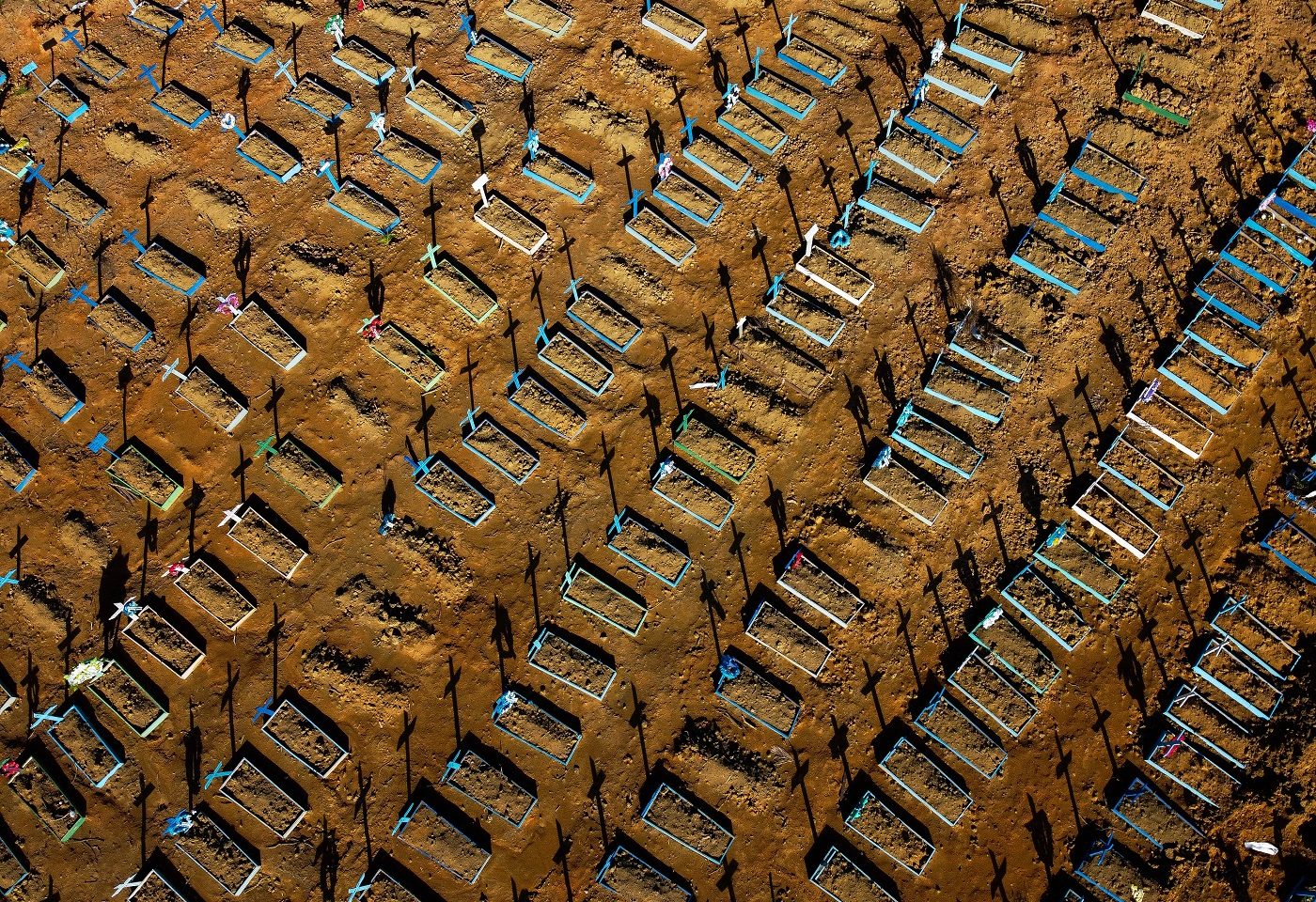 A imagem das covas abertas no cemitério Nossa Senhora Aparecida, em Manaus, correram o mundo como símbolo do drama da covid-19 no Brasil. Foto Michael Dantas/AFP