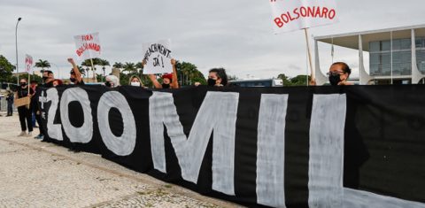Em Brasília, manifestantes protestam contra o descaso do governo no combate à pandemia e pedem "VacinaJá". Foto Sérgio Lima/AFP
