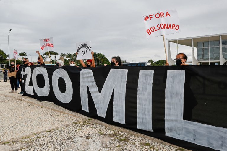 Em Brasília, manifestantes protestam contra o descaso do governo no combate à pandemia e pedem "VacinaJá". Foto Sérgio Lima/AFP