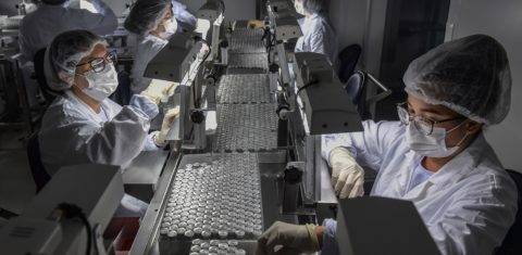 Funcionários trabalham na linha de produção do CoronaVac, vacina da Sinovac Biotech contra o coronavírus COVID-19, no centro de produção biomédica do Instituto Butantan, em São Paulo. Foto Nelson Almeida/AFP