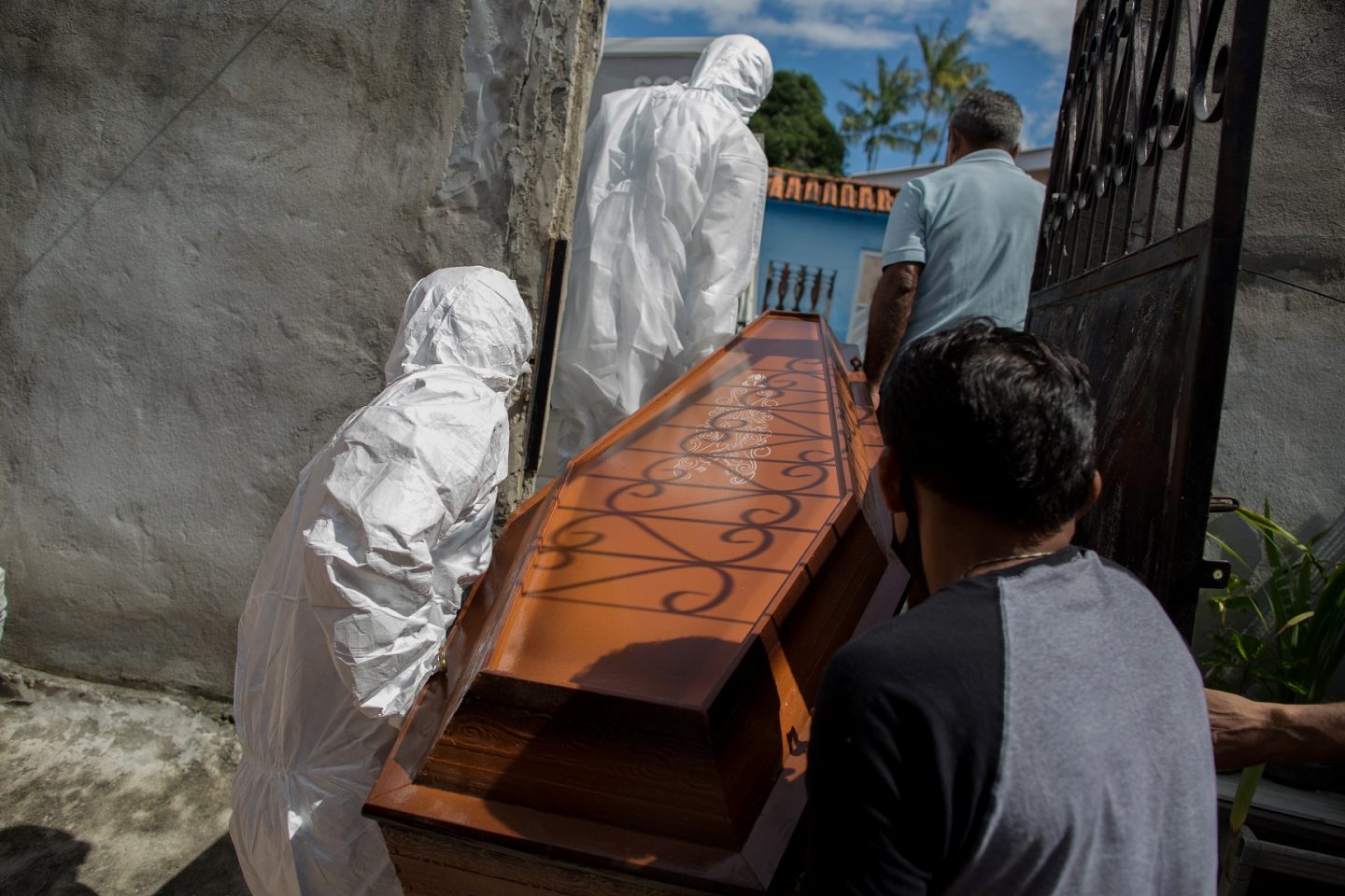 Funcionários municipais do SOS Funeral retiram o corpo de Adamor Mendonça Maciel, de 75 anos, de sua casa em Manaus, em meio ao caos da pandemia. Foto Michael Dantas/AFP