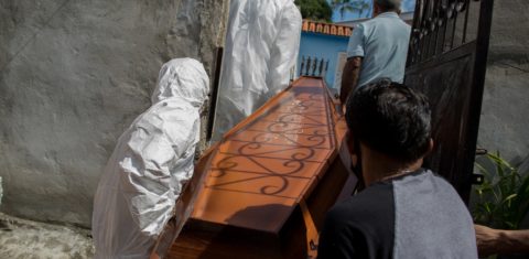 Funcionários municipais do SOS Funeral retiram o corpo de Adamor Mendonça Maciel, de 75 anos, de sua casa em Manaus, em meio ao caos da pandemia. Foto Michael Dantas/AFP