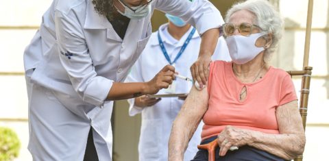 Dulcineia Gomes Pedrada, dona de casa de 97 anos, foi uma das primeiras idosas vacinadas na campanha da prefeitura do Rio contra a covid-19. Foto Thiago Ribeiro/AGIF