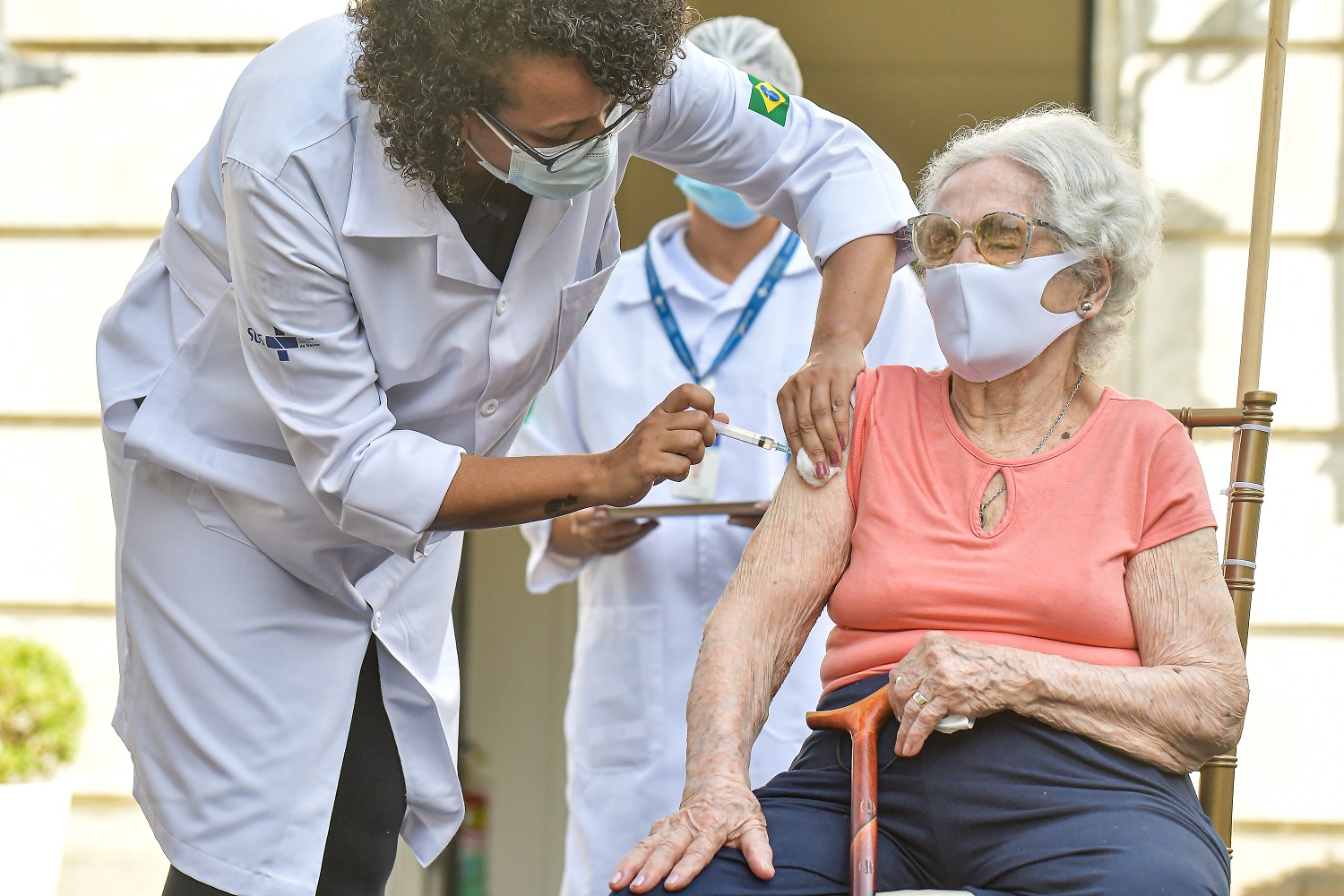 Dulcineia Gomes Pedrada, dona de casa de 97 anos, foi uma das primeiras idosas vacinadas na campanha da prefeitura do Rio contra a covid-19. Foto Thiago Ribeiro/AGIF