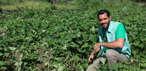 Eduardo Cavaliere, numa horta de batata doce em Honório Gurgel, na Zona Norte: "vamos precisar muito da articulação e parcerias com os setores da sociedade civil e da academia". Foto de divulgação
