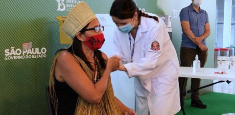 A técnica de enfermagem Vanuza Kaimbé recebe a Coronavac, em São Paulo. Foto de divulgação