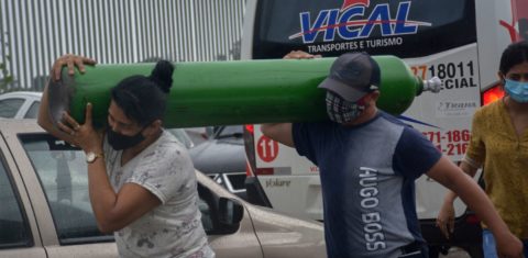 Parentes de pacientes infectados com a covid-19 saem depois de longas horas de espera na fila para reabastecer seus tanques de oxigênio na empresa Carboxi, em Manaus. Foto Marcio James/AFP. 19 de janeiro de 2020