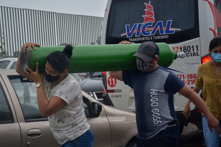 Parentes de pacientes infectados com a covid-19 saem depois de longas horas de espera na fila para reabastecer seus tanques de oxigênio na empresa Carboxi, em Manaus. Foto Marcio James/AFP. 19 de janeiro de 2020