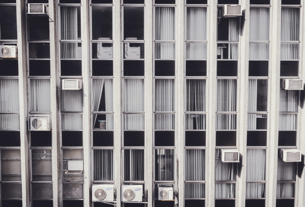 Aparelhos de ar condicionado em prédio de São Paulo: busca por eficiência energética é fundamental. Foto de Rafael de Nadai/Unsplash