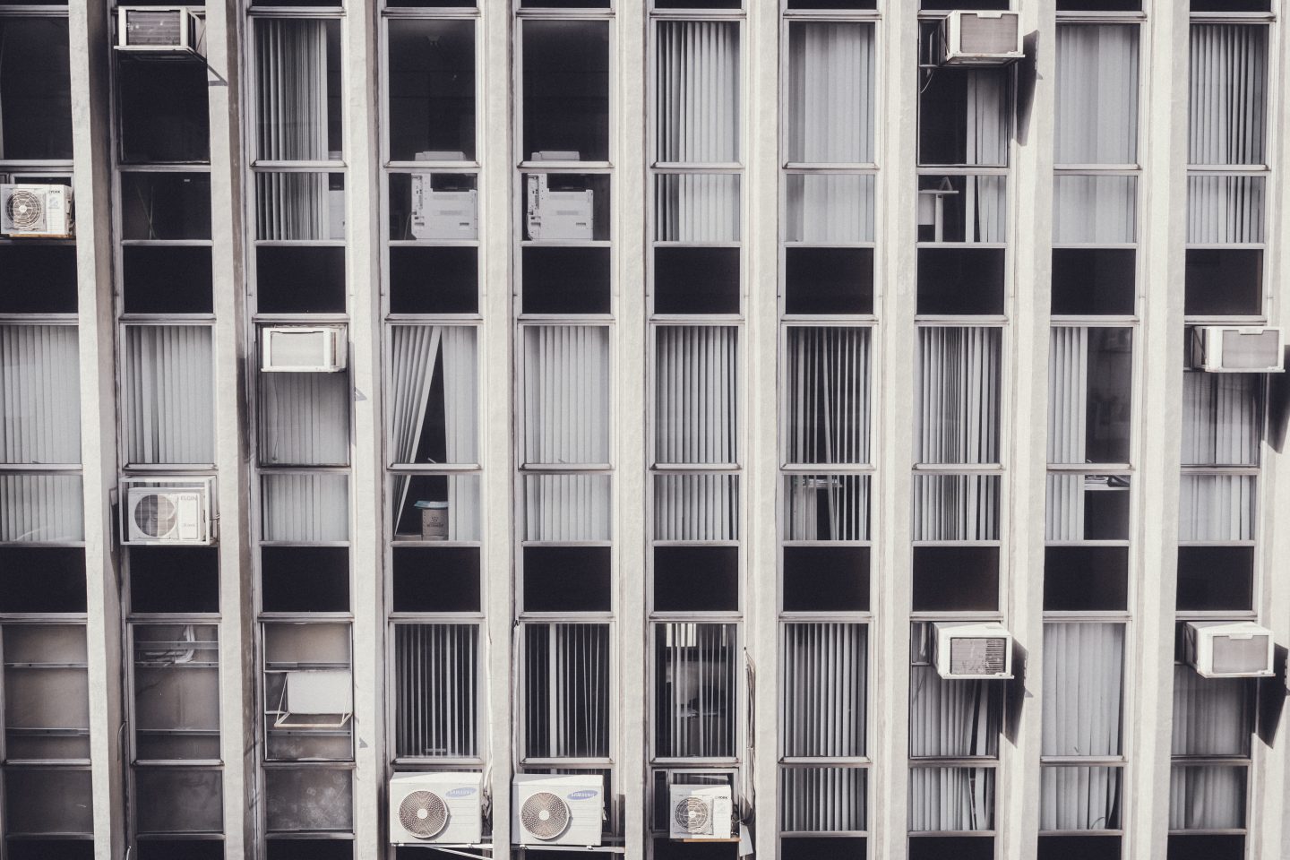 Aparelhos de ar condicionado em prédio de São Paulo: busca por eficiência energética é fundamental. Foto de Rafael de Nadai/Unsplash
