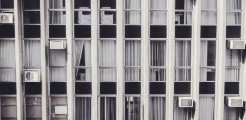 Aparelhos de ar condicionado em prédio de São Paulo: busca por eficiência energética é fundamental. Foto de Rafael de Nadai/Unsplash