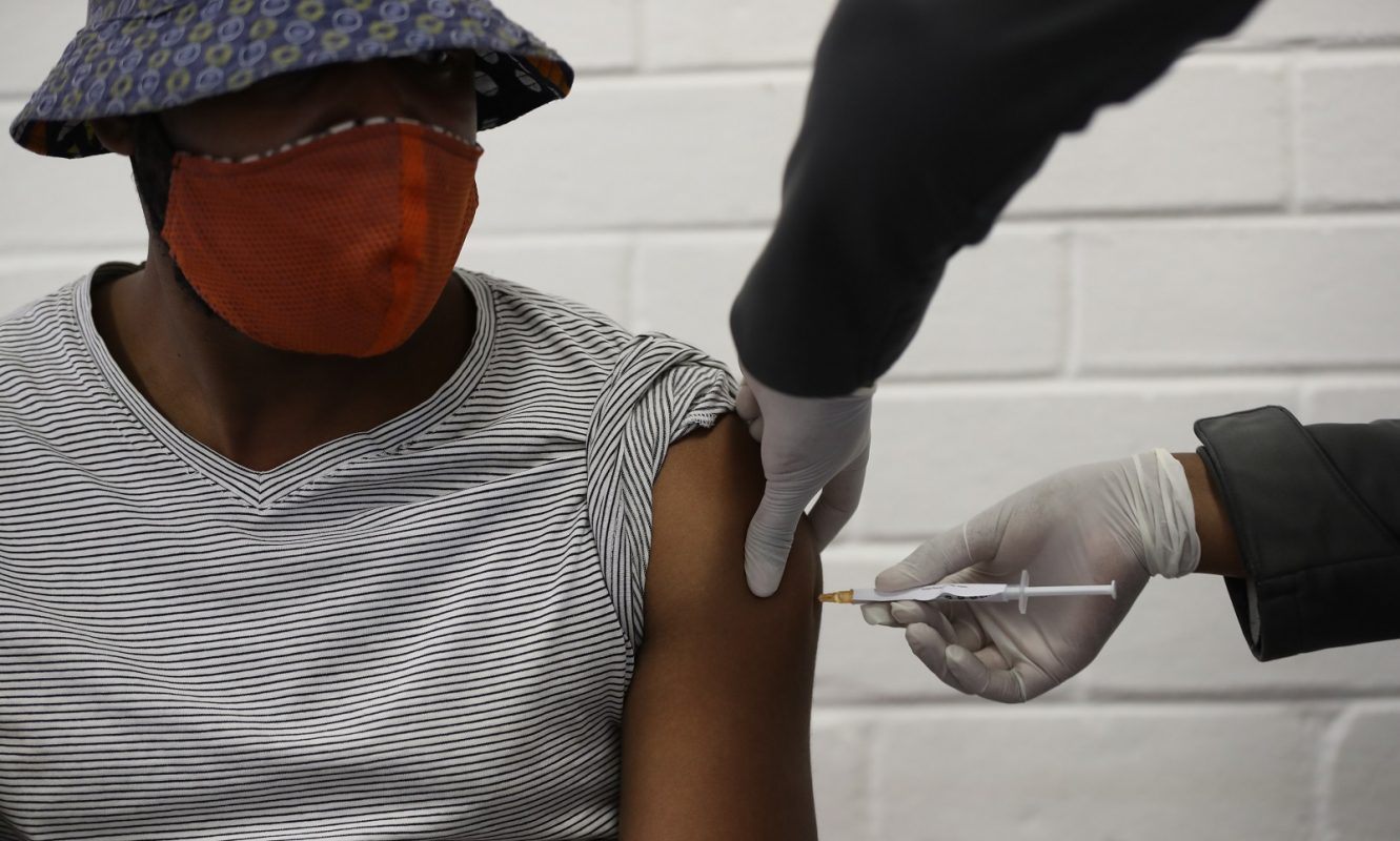 No hospital Baragwanath em Soweto, na África do Sul. pesquisador voluntário se submete a um teste com uma potencial vacina. Foto Siphiwe Sibeko/AFP. Junho de 2020