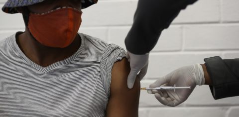 No hospital Baragwanath em Soweto, na África do Sul. pesquisador voluntário se submete a um teste com uma potencial vacina. Foto Siphiwe Sibeko/AFP. Junho de 2020