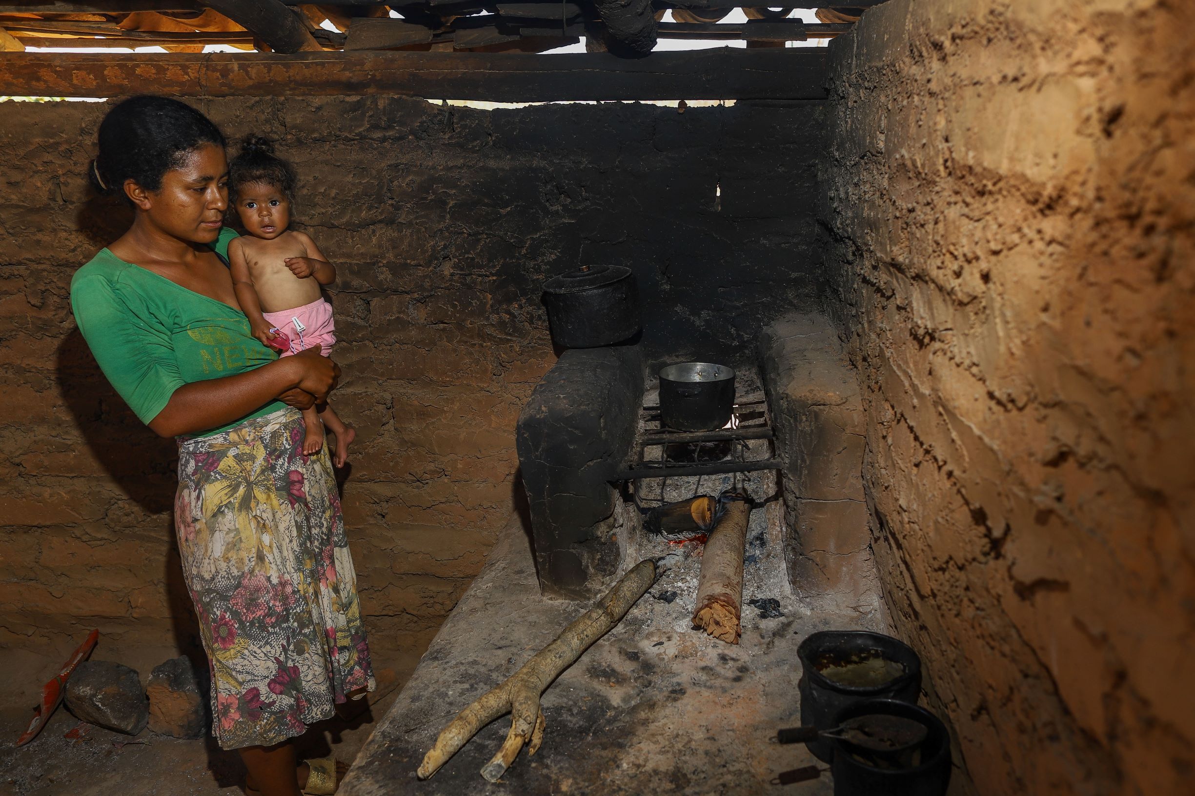 Leandra com Adriele, de dois anos, no colo: diagnóstico de desnutrição grave e problemas respiratórios (Foto: Flávio Tavares)