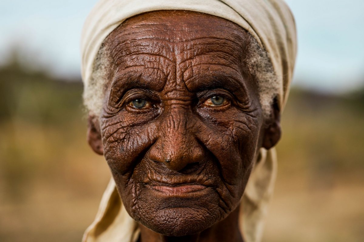 A indígena Sebastiana Correia de Sá, de 86 anos: lembrança do tempo quando os Xakriabá tinham água para plantar feijáo, cebola e alho (Foto: Flávio Tavares)