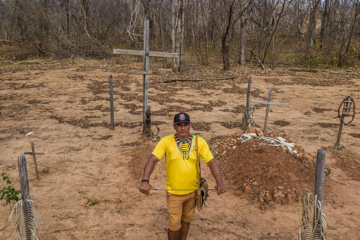 O cacique Domingos perto do túmulo do pai, executado por fazendeiros: sangue derramado na luta pela demarcação (Fot: Flávio Tavares)