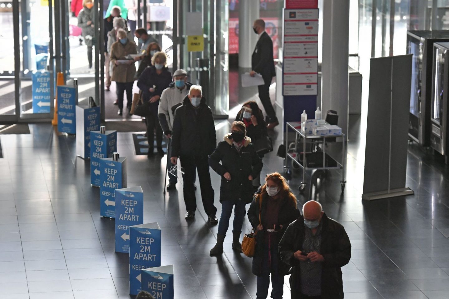 Fila para vacinação contra covid-19 em Birmingham, Inglaterra: com explosão de casos, Reino Unido foi primeiro país a anunciar adiamento da segunda dose para imunizar mais gente com a primeira, decisão arriscada, de acordo com cientistas (Foto: Jacob King/AFP)