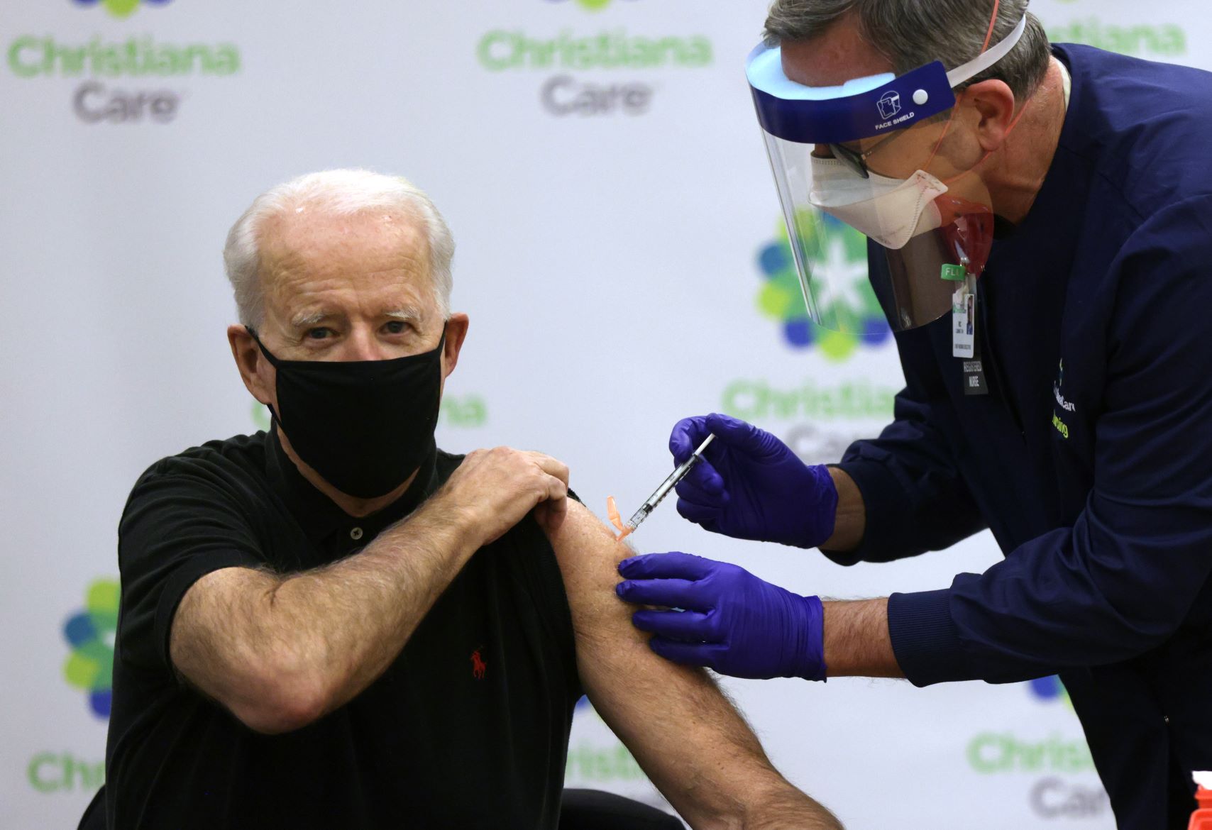 Presidente eleito dos EUA, Joe Biden recebe a segunda dose da vacina contra covid-19: imunização incompleta e defesa menor a mutações do vírus entre os riscos de adiar a segunda dose (Foto: Alex Wong/AFP)