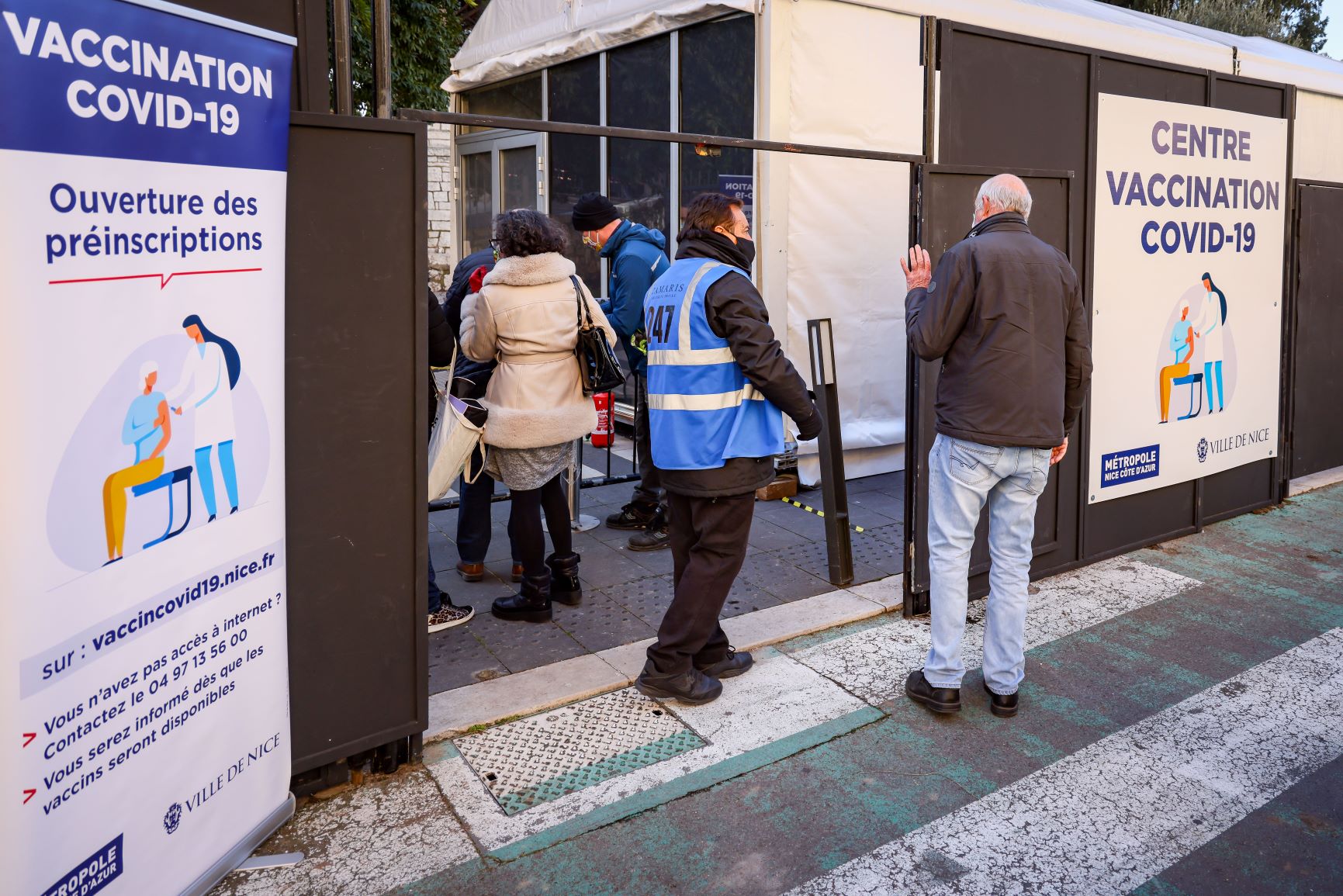 Aberto nesta segunda (11/1), centro de vacinação em Nice, França, recebe população: testes de eficácia e segurança da vacina foram feitos com duas doses (Foto: Arie Botbol/Hans Lucas/AFP)