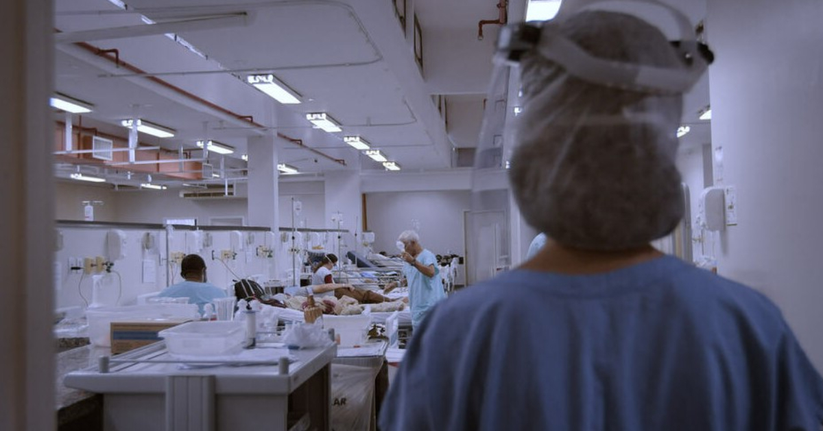 Enfermeira em ambulatório para covid-19 em São Paulo: quase 500 profissionais de enfermagem mortos pela doença no Brasil (Foto: Divulgação/Cofen)