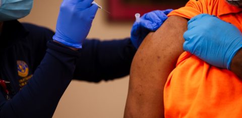 Vacinação na comunidade negra no Reino Unido: grupos anti-vacina usam fake news para criar temores e dúvidas sobre vacinação (Foto: Jon Cherry/AFP)