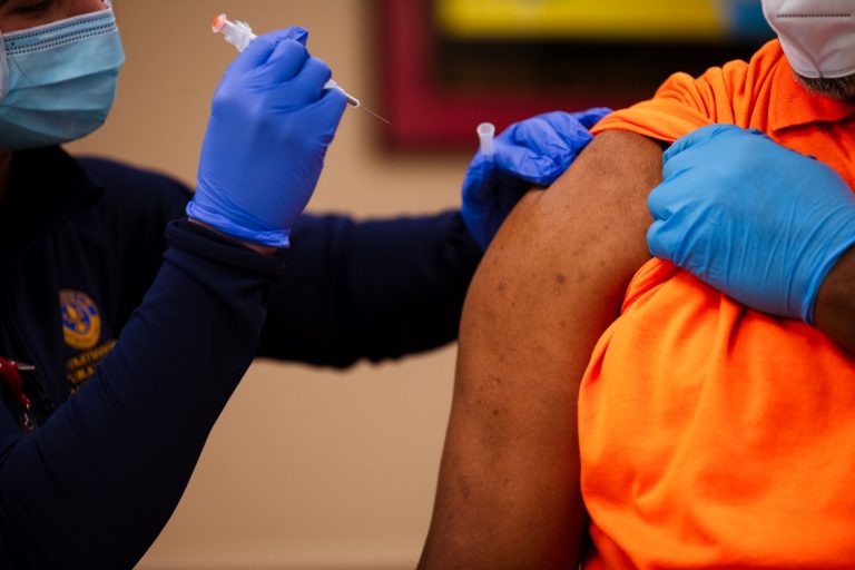 Vacinação na comunidade negra no Reino Unido: grupos anti-vacina usam fake news para criar temores e dúvidas sobre vacinação (Foto: Jon Cherry/AFP)