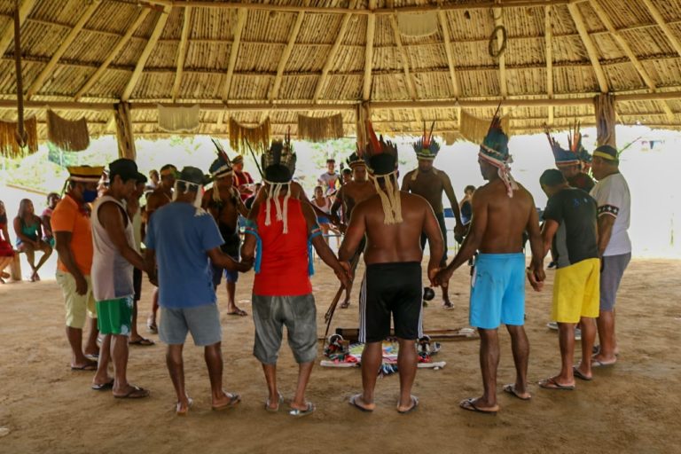 Grupo de Tembé-Tenetehara na TI Alto Rio Guamá fazem um ritual com os pertences de Isac Tembé ao centro do círculo: revolta com acusações da polícia (Foto: Sarah Souza/ Assembleia Legislativa de Rondônia/ Assessoria do Deputado Bordalo)