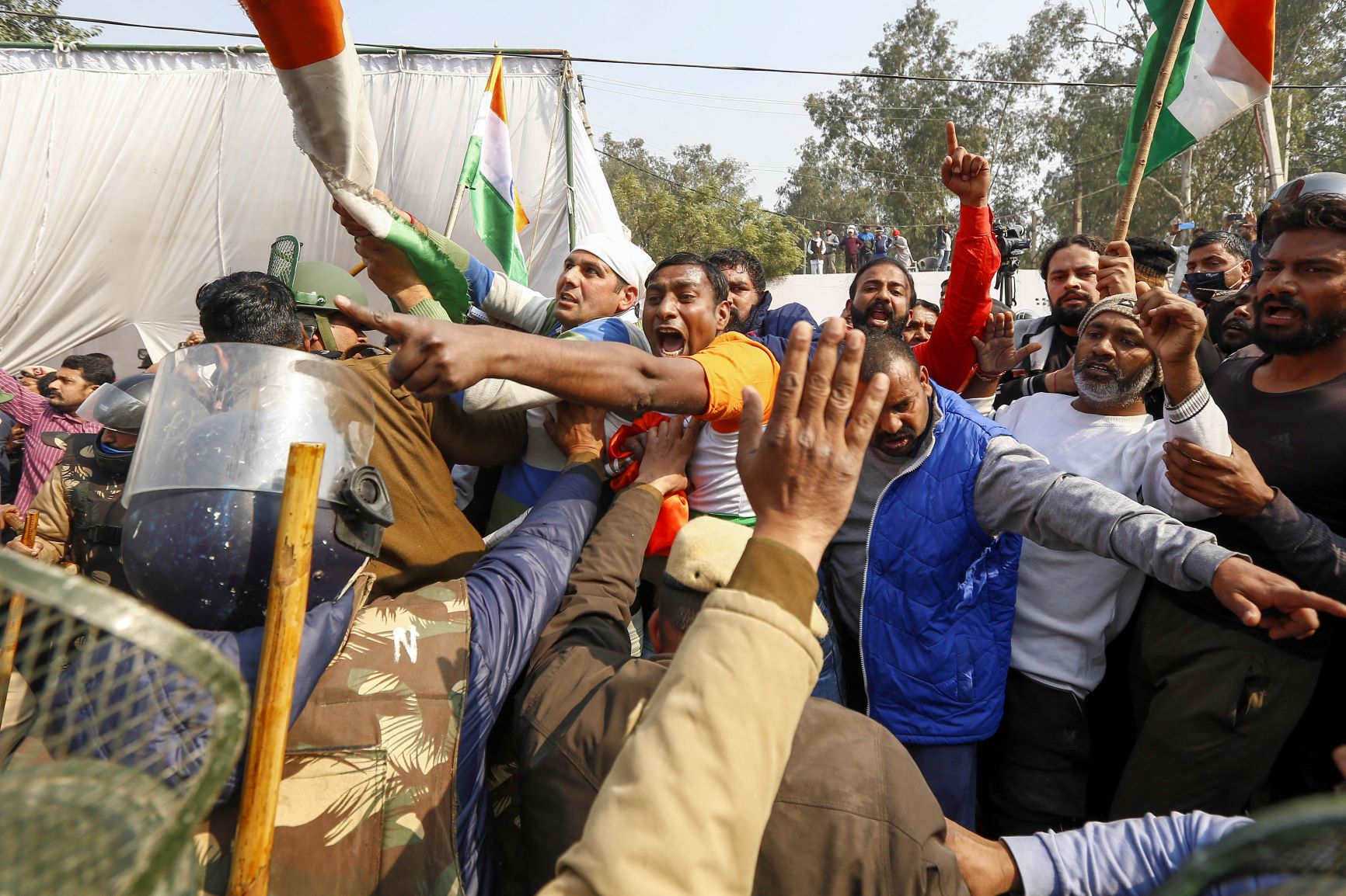 Policiais tentam conter manifestação de agricultores na Índia: quatro meses de protestos contra mudanças na política agrícola (Foto: Arun Kumar/AFP) 