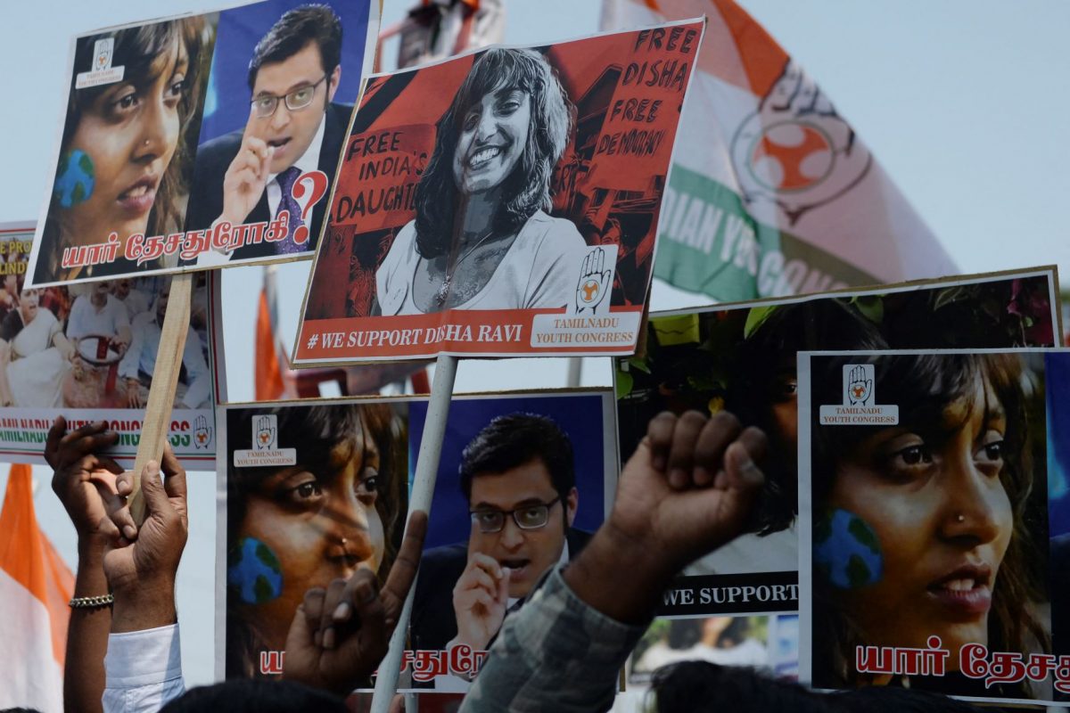 Membros do Congresso da Juventude Indiana protestam contra a ativista ambiental Disha Ravi em Chennai: pesquisadores, ambientalistas, advogados e políticos acusam governo de querer silenciar opositores (Foto Arun Kumar/AFP)