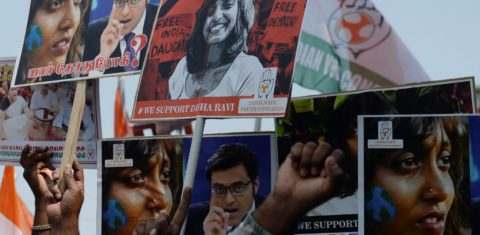 Membros do Congresso da Juventude Indiana protestam contra a ativista ambiental Disha Ravi em Chennai: pesquisadores, ambientalistas, advogados e políticos acusam governo de querer silenciar opositores (Foto Arun Kumar/AFP)