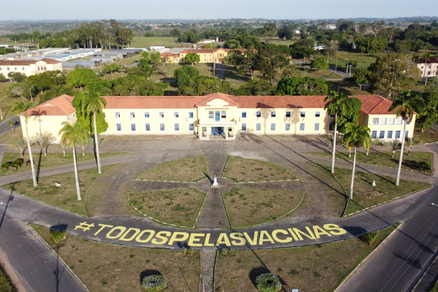 Slogan gigante da campanha em frente à Reitoria da UFRB, em Cruz das Almas: intervenção para marcar início das aulas na Bahia