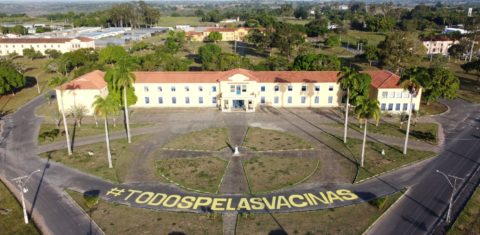 Slogan gigante da campanha em frente à Reitoria da UFRB, em Cruz das Almas: intervenção para marcar início das aulas na Bahia