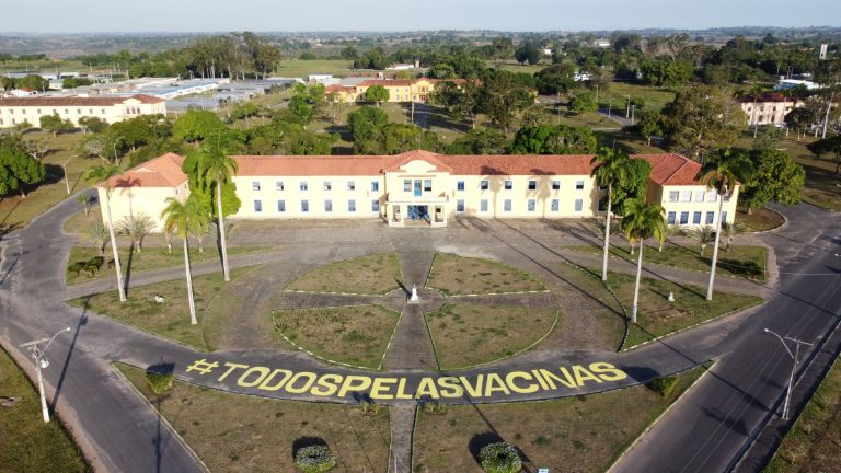 Slogan gigante da campanha em frente à Reitoria da UFRB, em Cruz das Almas: intervenção para marcar início das aulas na Bahia