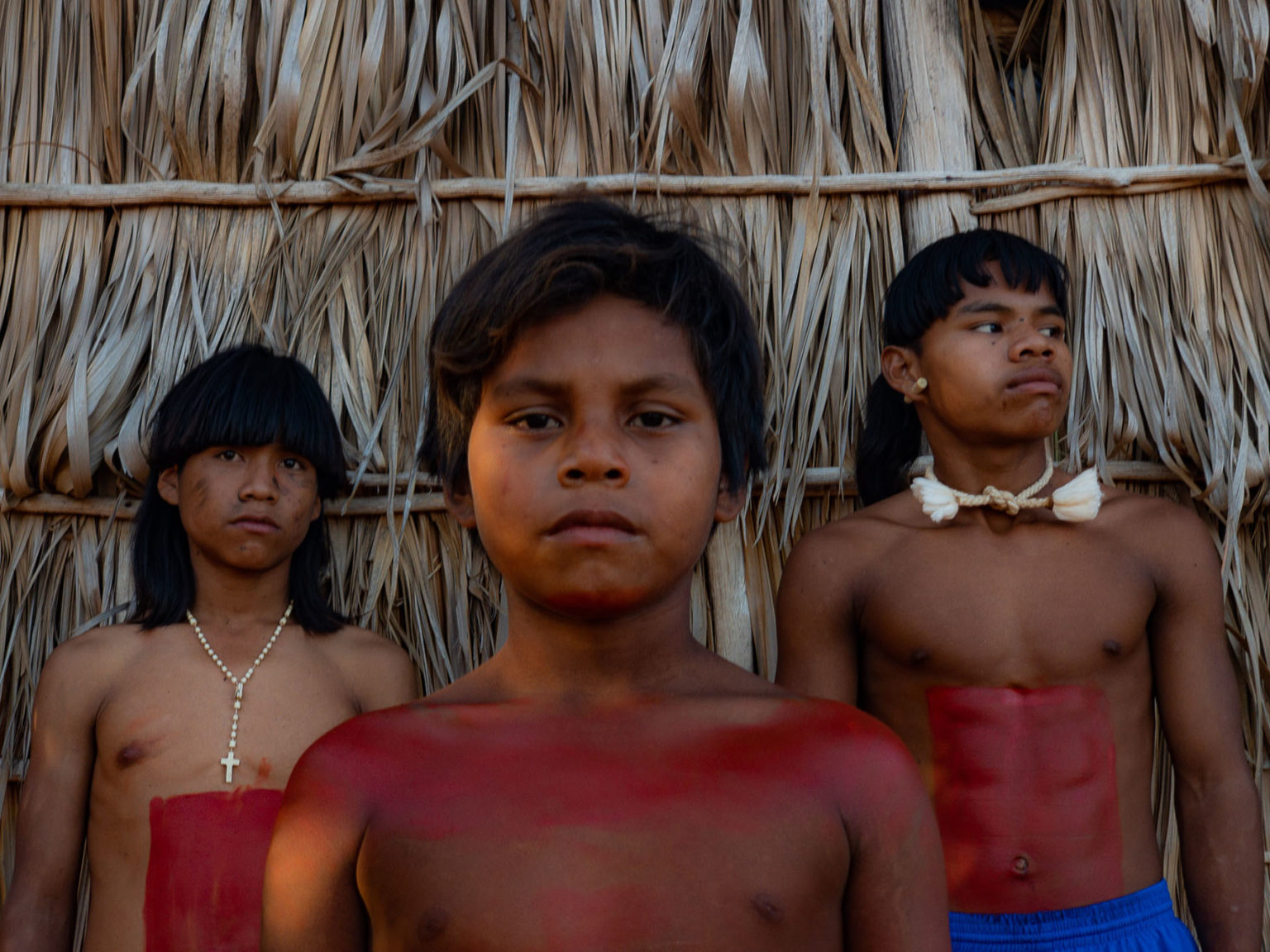 Jovens xavantes na aldeia Paranoá: escassez de arroz, feijão, óleo e farinha (Foto: José Medeiros/Amazônia Real)