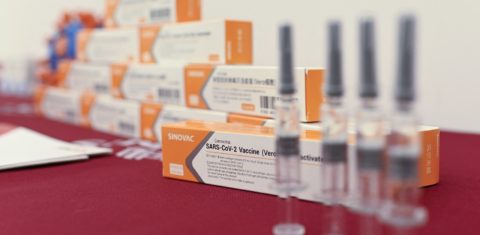 As vacinas da Sinovac Biotech, uma das 11 empresas chinesas aprovadas para realizar testes clínicos de vacinas contra o coronavírus, são exibidas em uma entrevista coletiva durante um tour pela nova fábrica construída em Pequim. Foto Wang Zhao/AFP. Setembro/2020